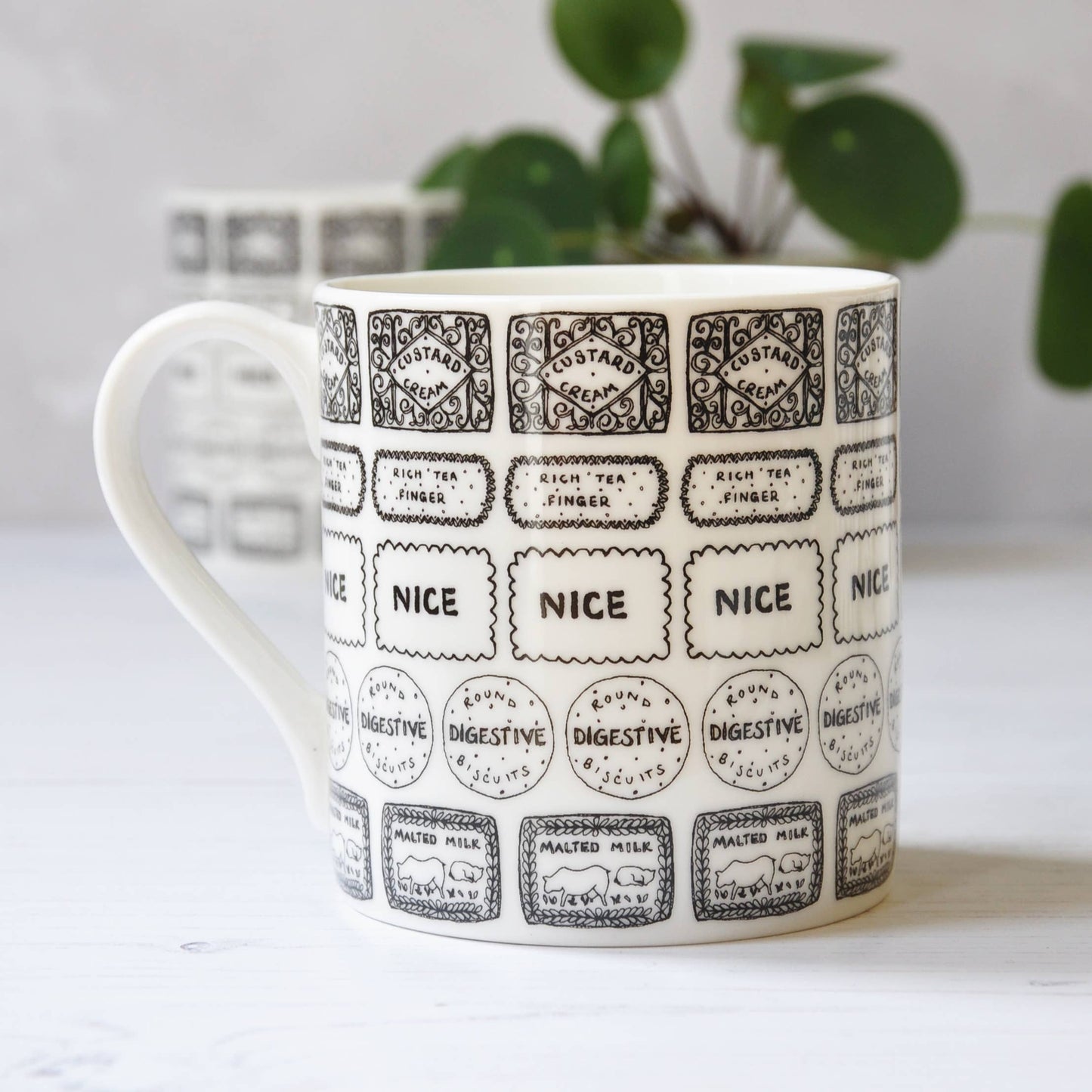 Biscuits black & white mug