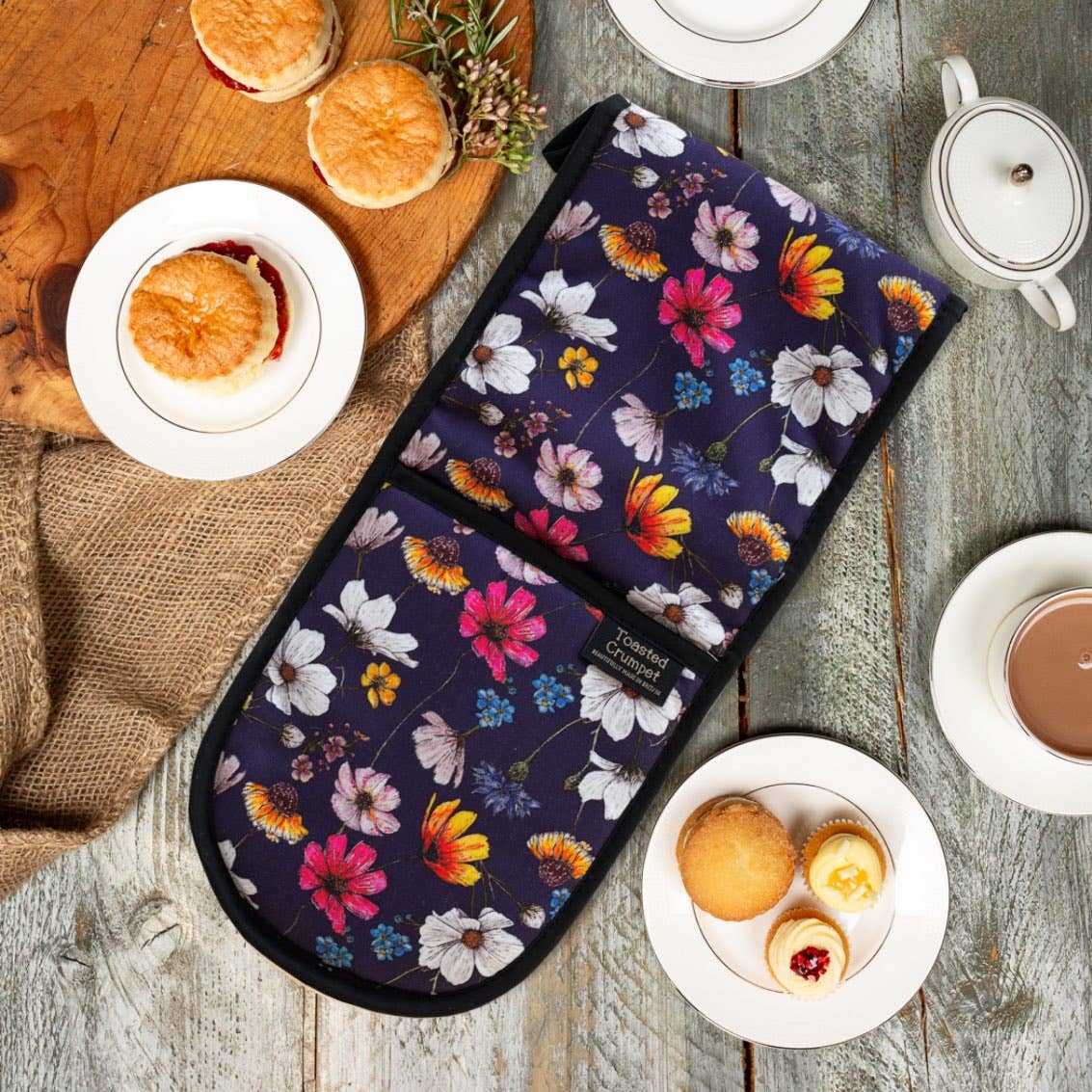 The Regency Gardens cotton double oven gloves