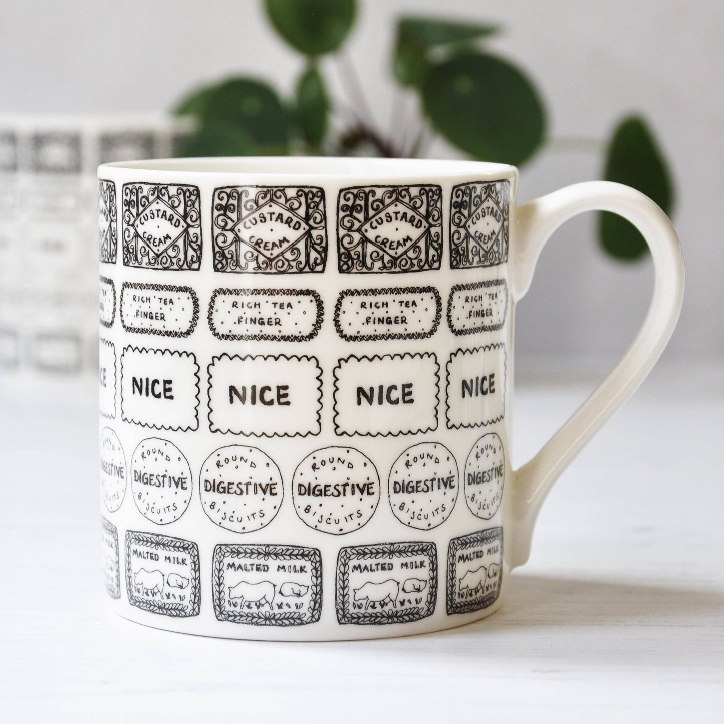 Biscuits black & white mug