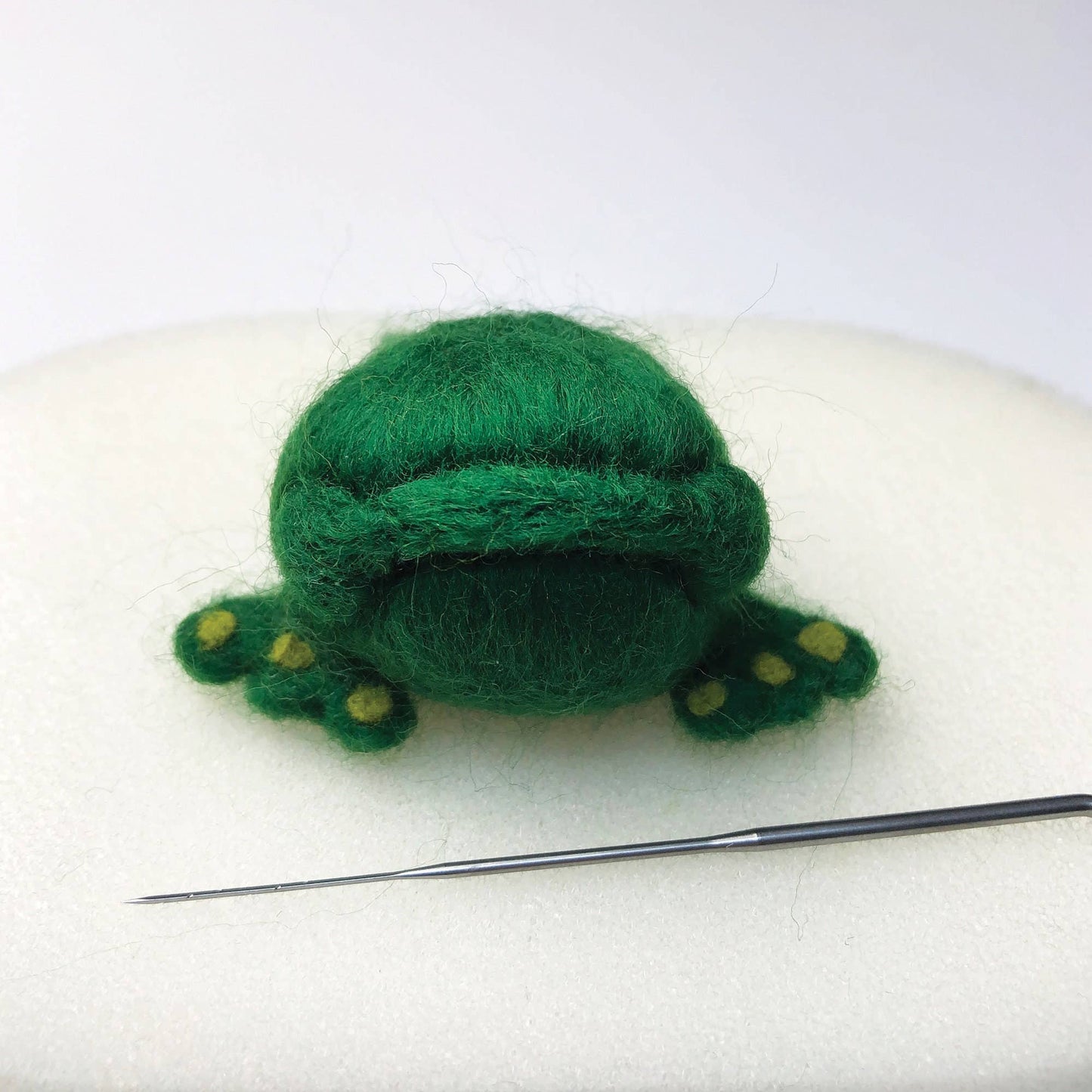 Frogs needle felting kit