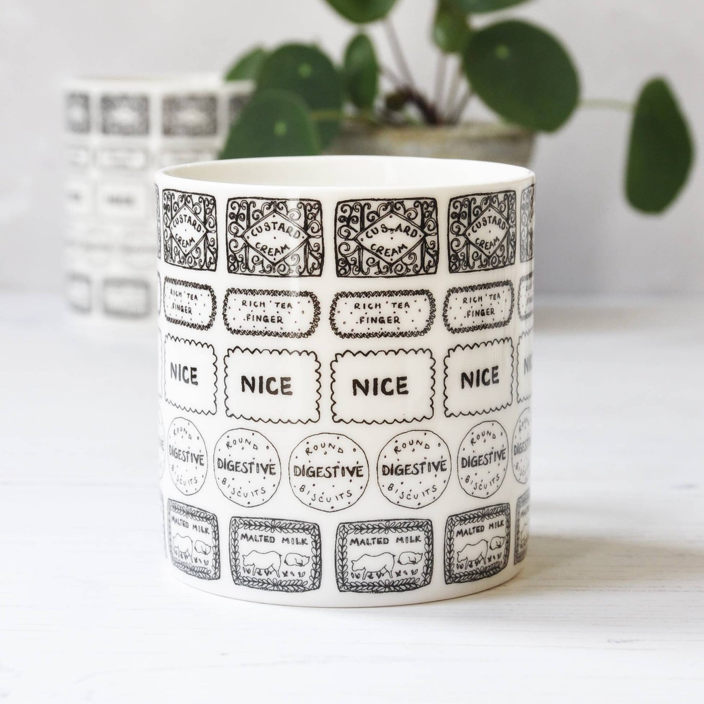 Biscuits black & white mug