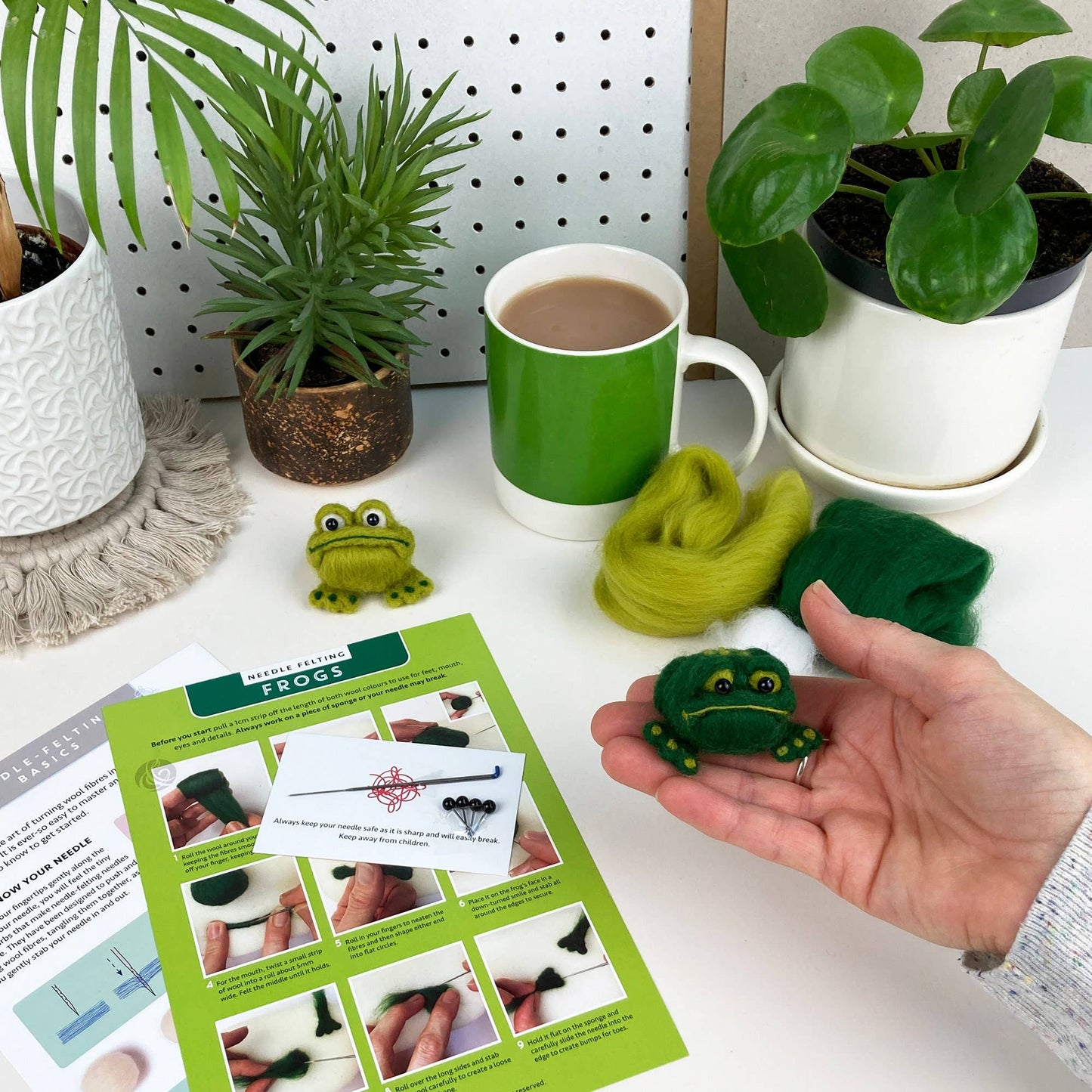 Frogs needle felting kit