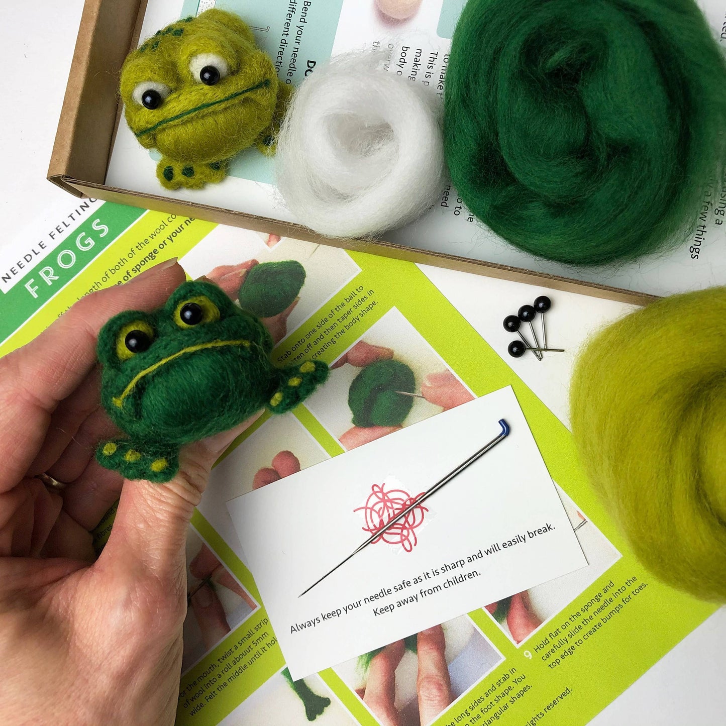Frogs needle felting kit