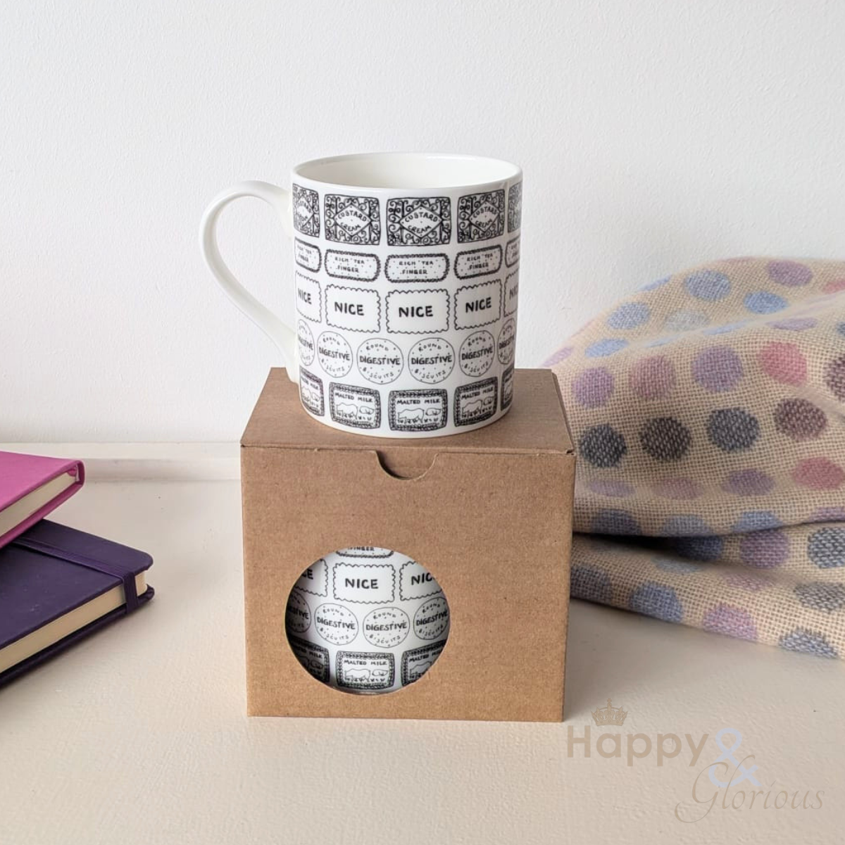 Biscuits black & white mug