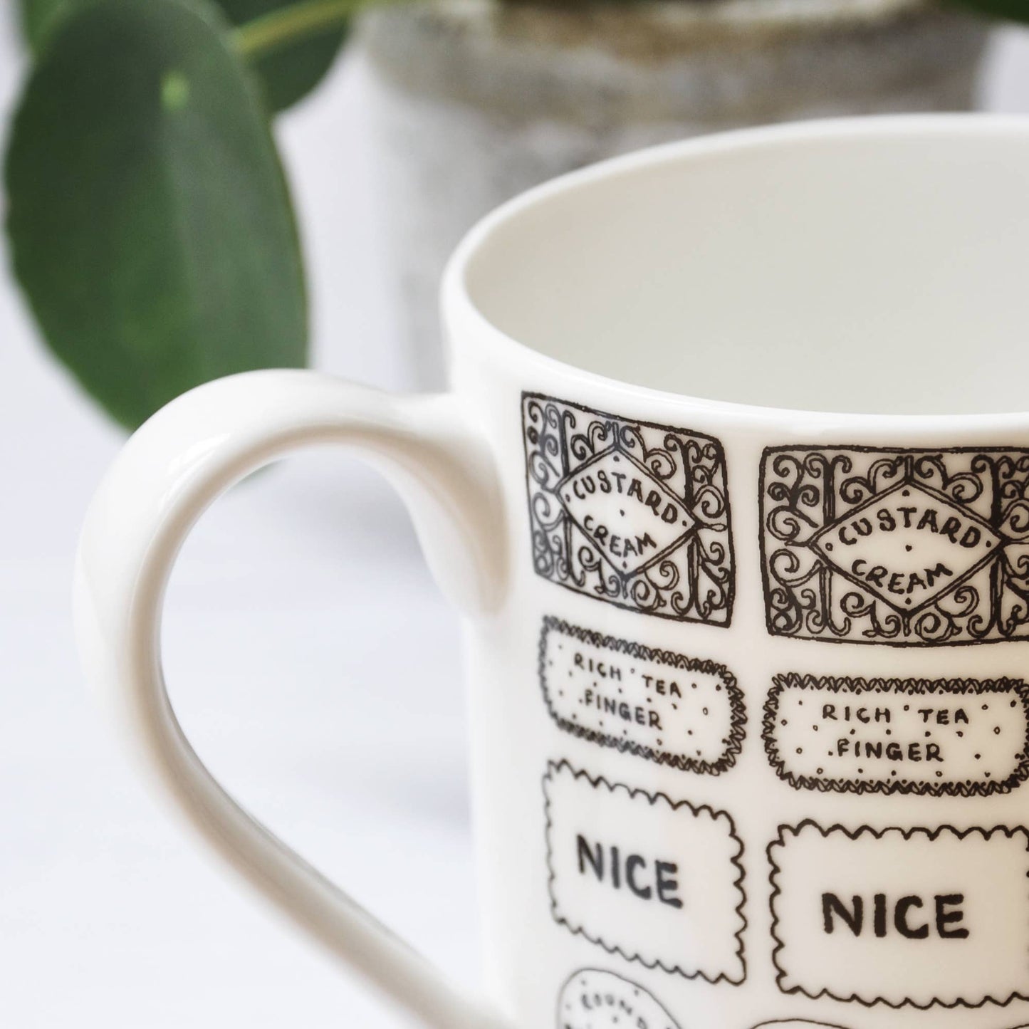 Biscuits black & white mug