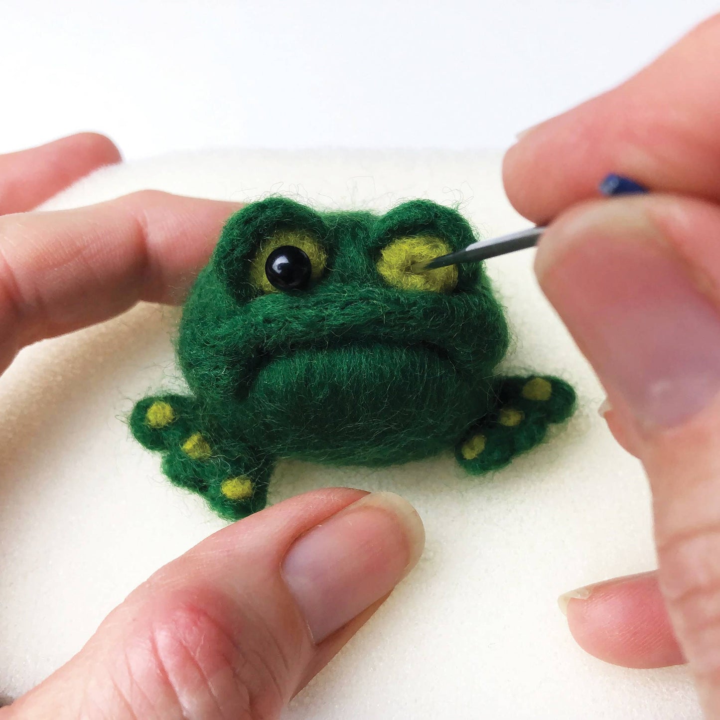 Frogs needle felting kit
